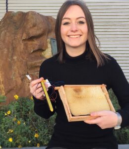 Wirtschaftsinformatikerin Alexandra Hausmann mit einem Temperatursensor und Mini Plus Wabe