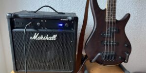 Das Bild zeigt den umgebauten Marshall Kofferverstärker und einen Ibanez Micrtoscale Bass