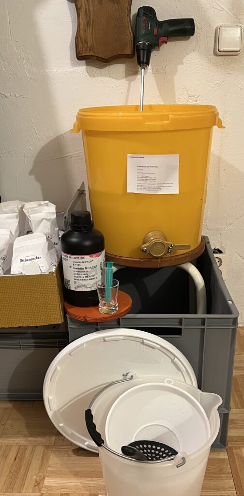 Meine kleine Bienenfutter-Zubereitungs-Werkstatt. Mit minimalem Platzbedarf kann hier bis zu 40 Liter Sirup hergestellt und abgefüllt werden.