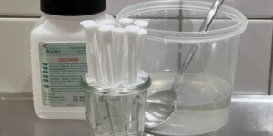 Das Bild zeigt Oxalsäure-Träufellösung für die Restentmilbung. Die Träufellösung ist auf 2ml Einwegspritzen aufgezogen.