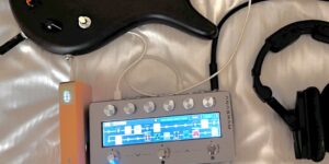 Das Bild zeigt die Urlaubskonfiguration zum E-Bass-üben, Darkglass Anagram mit USB-Power-Bank