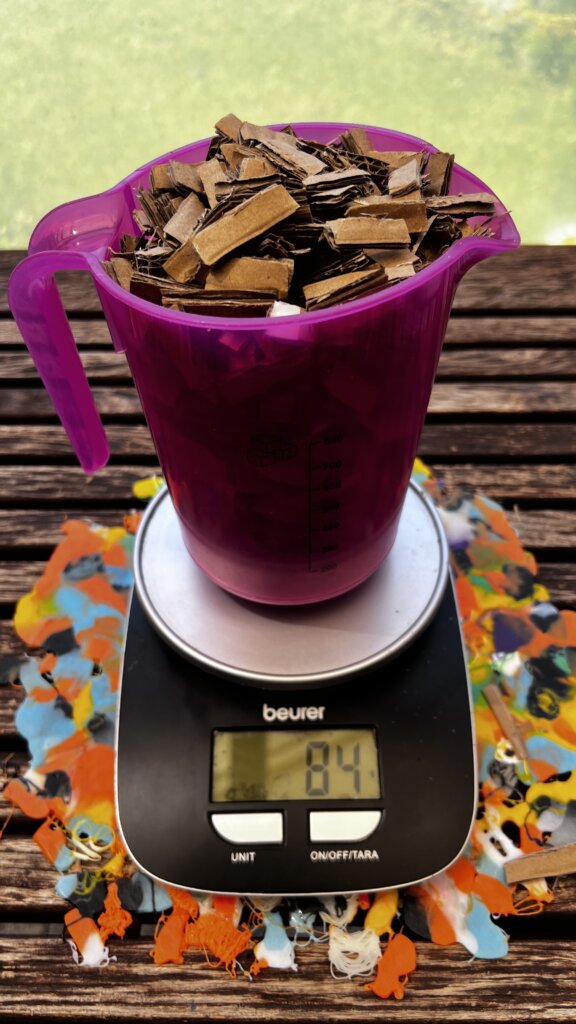 Das Bild zeigt Pappschnitzel als Simulation für Vespa velutina