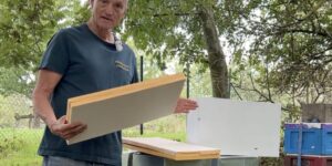 Das Bild zeigt die Vorbereitungen für den Einbau des XPS-Innendeckels - warmer Kopf für Bienen