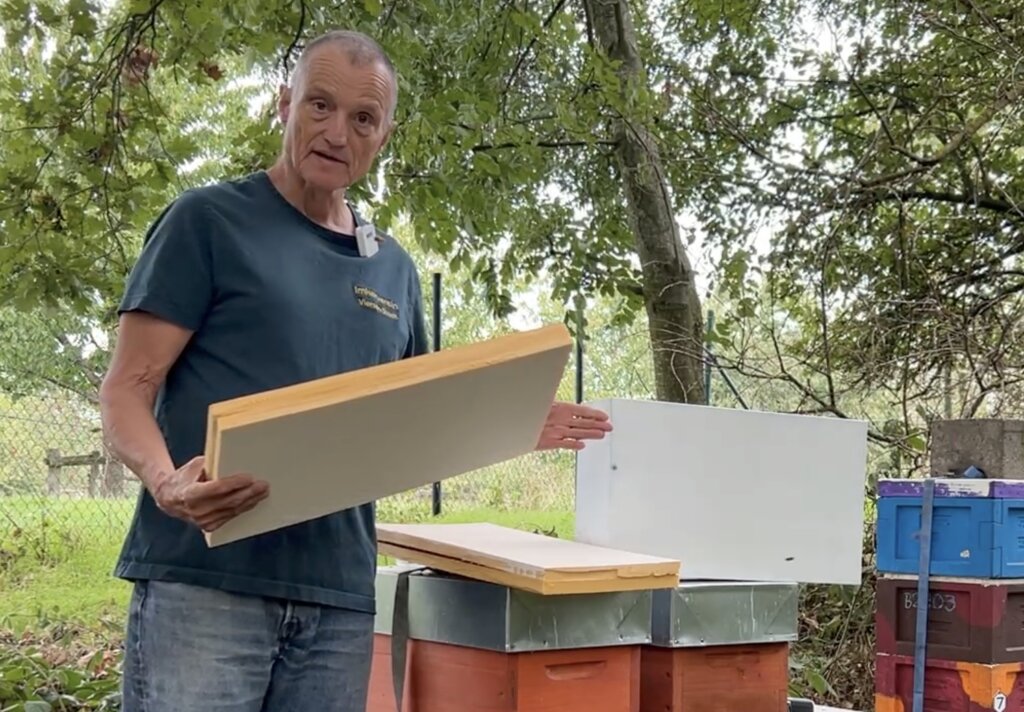 Das Bild zeigt die Vorbereitungen für den Einbau des XPS-Innendeckels - warmer Kopf für Bienen